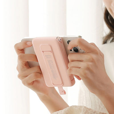 Un buon prezzo. 1000mah Batteria magnetica Magnet Power Bank Potente Li Polymer con uscita e ricarica wireless con stand in linea