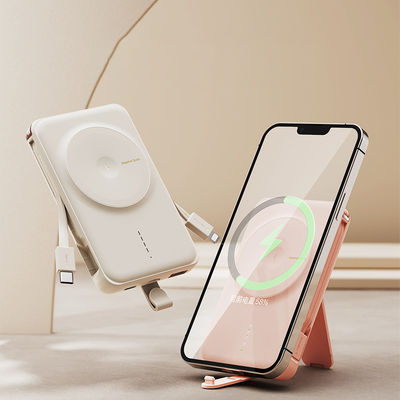 Un buon prezzo. Batteria magnetica da 10000 mAh con protezione da sovraccarico da uscita wireless da 5W a 7,5W in linea